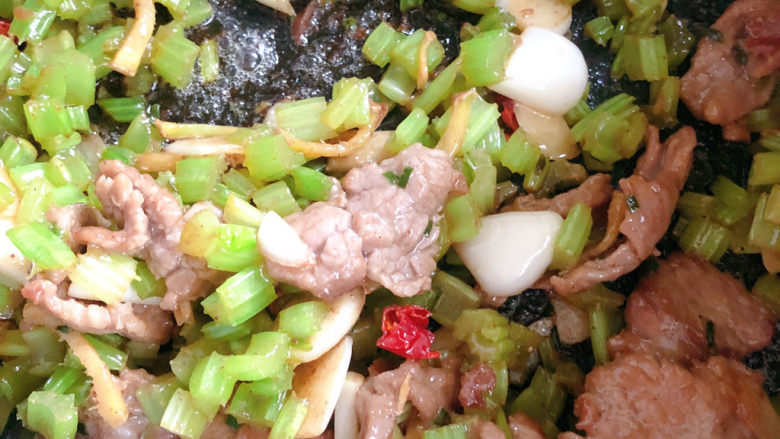 小炒牛肉(不辣),翻炒均匀