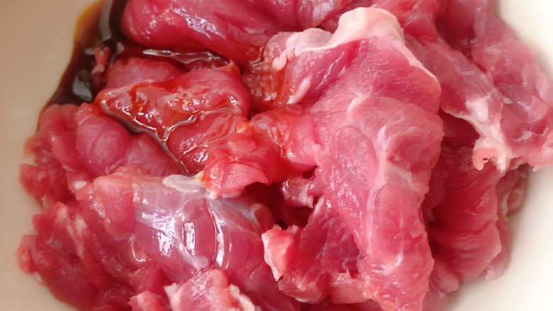 小炒牛肉(不辣),放碗里加入一点<a style='color:red;display:inline-block;' href='/shicai/ 788'>生抽</a>