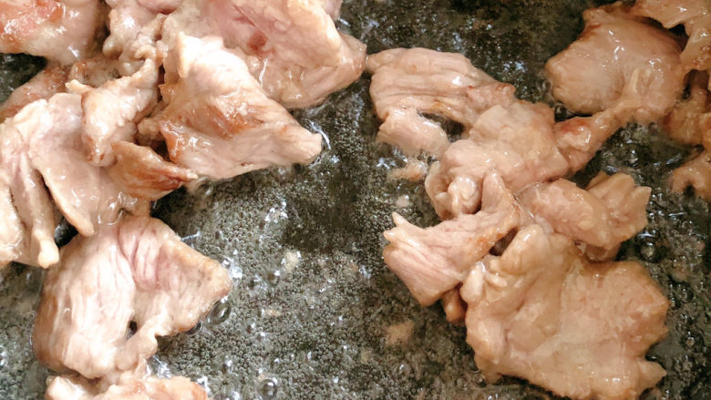 小炒牛肉(不辣),放入牛肉炒到7分熟