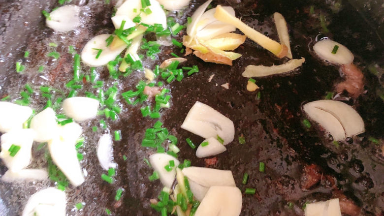 小炒牛肉(不辣),锅里倒入葱姜蒜炒香