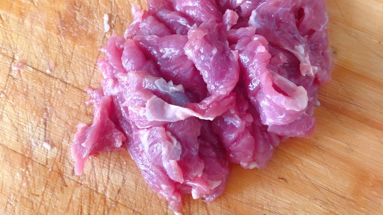 小炒牛肉(不辣),去除上面的筋膜,切成薄片
