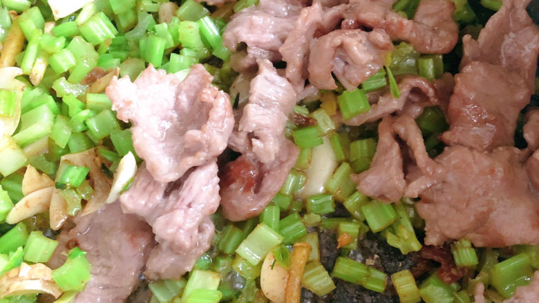 小炒牛肉(不辣),加入炒好的牛肉翻炒