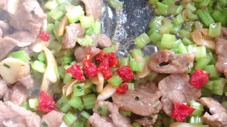 小炒牛肉(不辣),加入辣椒翻炒