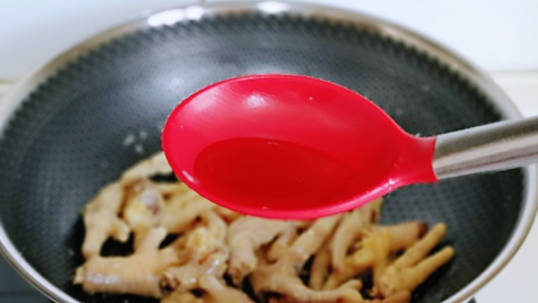 明虾鸡爪煲,加入<a style='color:red;display:inline-block;' href='/shicai/ 718'>料酒</a>去腥。