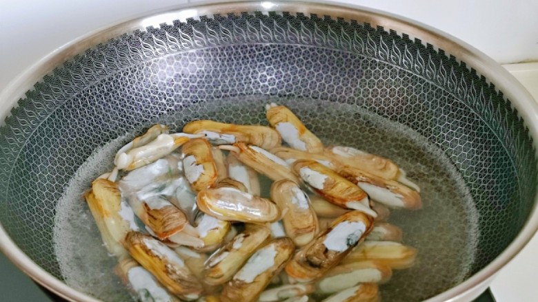 辣炒蛏子,还有就是焯水,锅中水烧开后下蛏子。