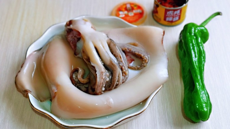 香辣鱿鱼须,准备食材,<a style='color:red;display:inline-block;' href='/shicai/ 345'>鱿鱼</a>买的时候请店家帮忙去皮的。