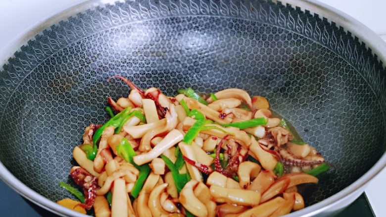 香辣鱿鱼须,加入青椒丝,快速翻炒均匀,关火出锅。