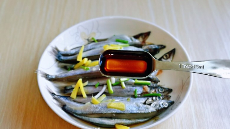 酥炸多春鱼,加入<a style='color:red;display:inline-block;' href='/shicai/ 718'>料酒</a>,适当多一点,去鱼腥。