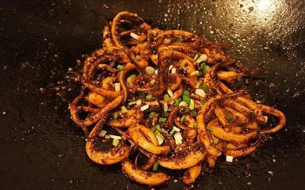 香辣鱿鱼须,为了辣的够味,加入辣椒面,孜然粉,