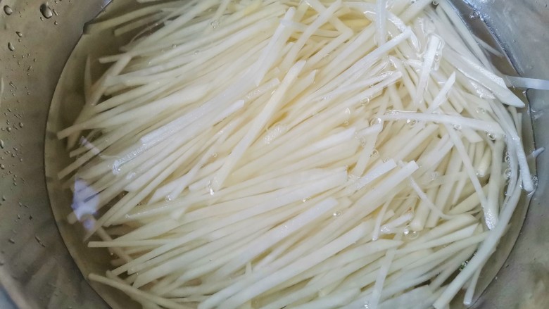 醋溜土豆丝,切好的很细土豆丝清水浸泡5分钟,