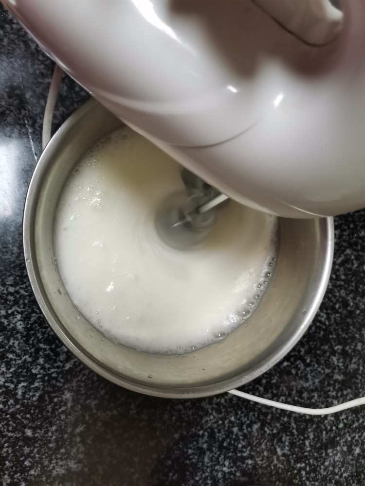 美艳无比,丝般柔滑的红丝绒蛋糕,你值得拥有,加了2次白糖后的蛋清