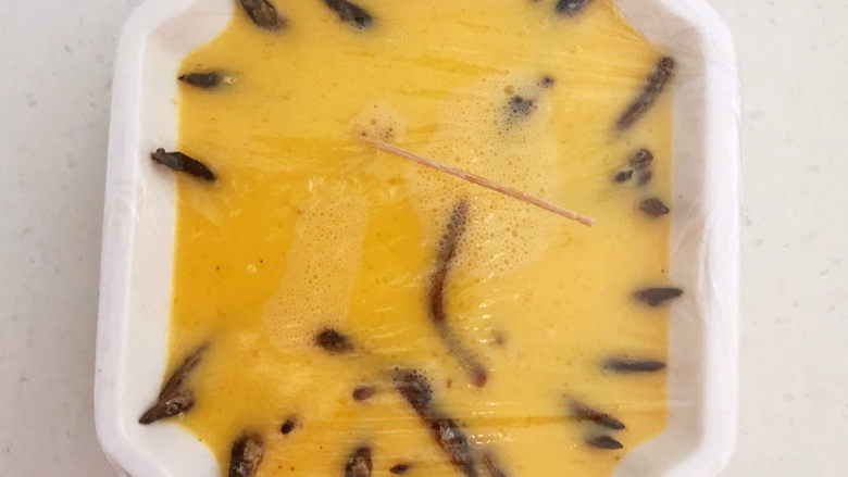 银鱼蒸蛋,在盘子上面盖上保鲜膜,用牙签扎20个小孔便于排气