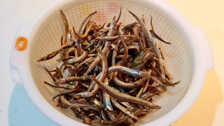 银鱼蒸蛋,<a style='color:red;display:inline-block;' href='/shicai/ 347'>银鱼</a>用温水清洗干净,沥干水份