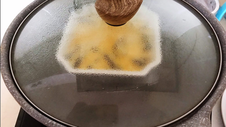 银鱼蒸蛋,开水下锅,蒸5分钟