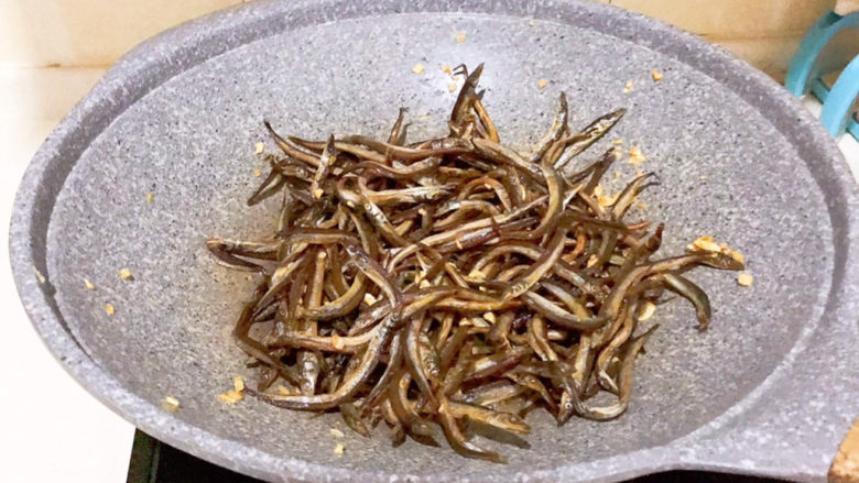 银鱼蒸蛋,加入银鱼,翻炒5分钟左右即可,剩余的银鱼可以用来做下饭小菜