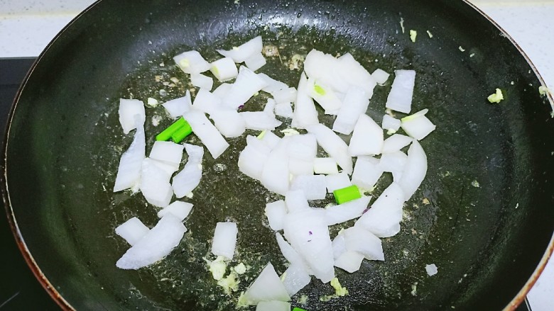 鸡蛋、蔬菜炒杂粮饭,锅中放入适量油，炒香洋葱