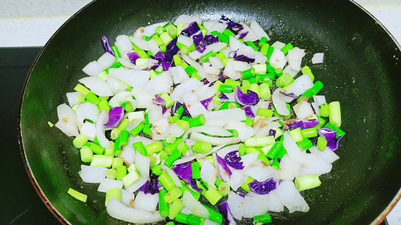 鸡蛋、蔬菜炒杂粮饭,翻炒均匀