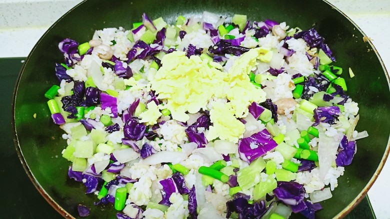 鸡蛋、蔬菜炒杂粮饭,倒入鸡蛋