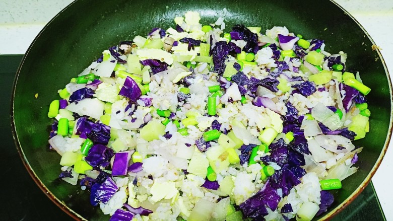 鸡蛋、蔬菜炒杂粮饭,翻炒均匀