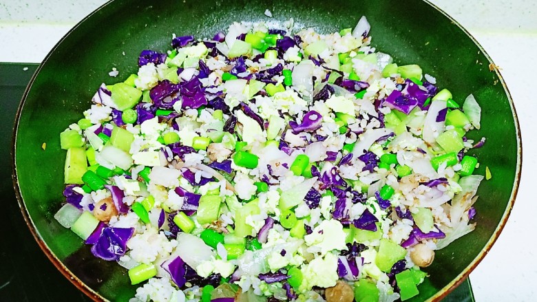 鸡蛋、蔬菜炒杂粮饭,加入盐,翻炒均匀