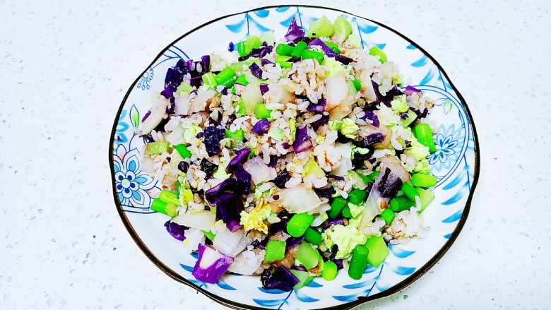 鸡蛋、蔬菜炒杂粮饭,盛入盘中