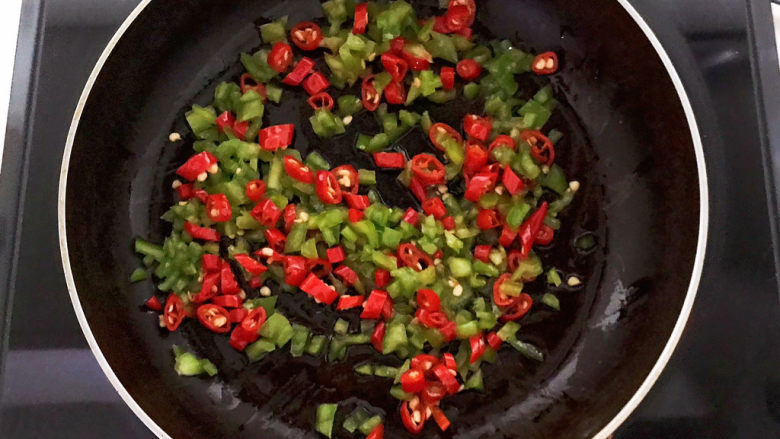 干煎秋刀鱼,炒锅烧热后加入大豆色拉油,油烧热后加入辣椒末,煸炒1分钟