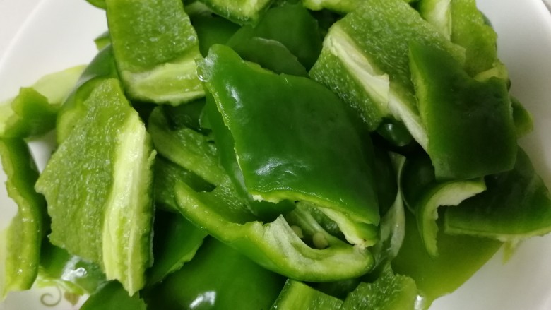 青椒腊肠炒蛋,去蒂去籽,掰成小块。