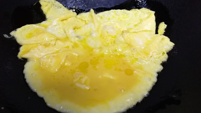 青椒腊肠炒蛋,周围熟的鸡蛋推到锅边,把中间的蛋液摊熟。