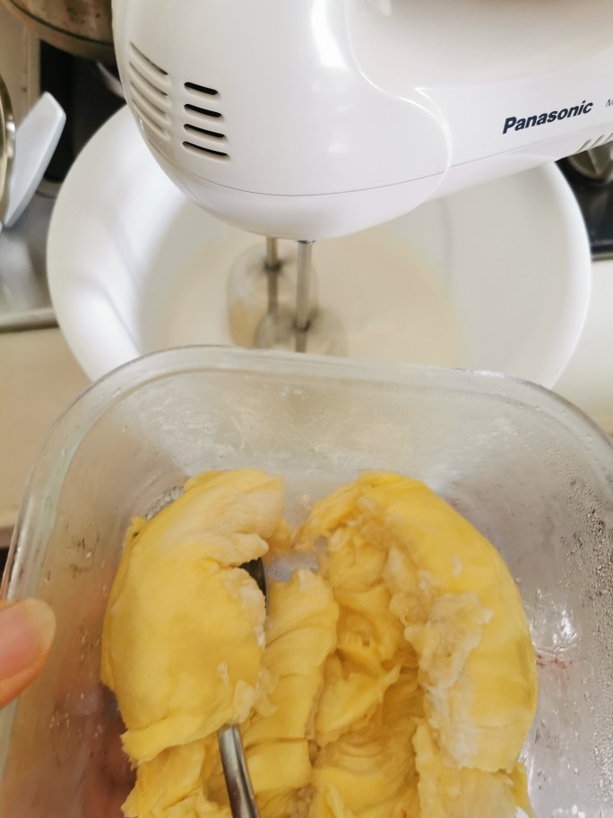 榴莲卷【啖啖肉、软绵绵】,看到奶油打发到开始稠时,加1/4榴莲肉进去一起打,凝固成形就好了。