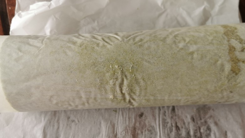 榴莲卷【啖啖肉、软绵绵】,借助底部垫的油纸,用手卷起来,注意力度,不轻不重,才可以卷得漂亮!卷起来后先固定一会,再把油纸拿掉。