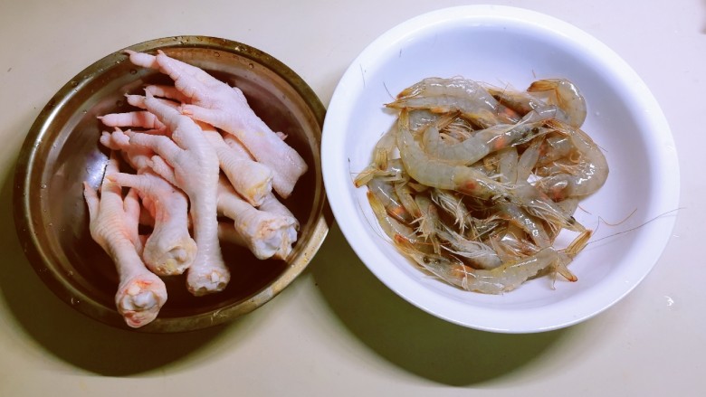 明虾鸡爪煲,主要食材准备好