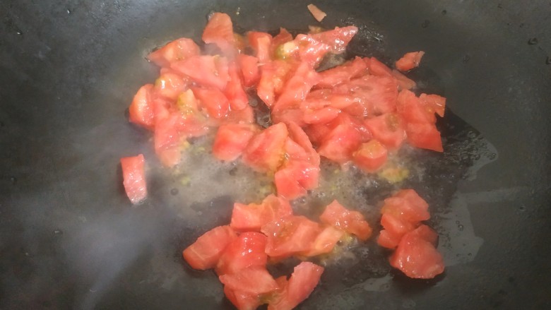 番茄炒西葫芦,锅中放入适量植物油,放入<a style='color:red;display:inline-block;' href='/shicai/ 59'>番茄</a>翻炒