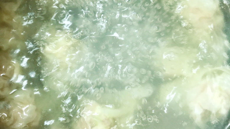 鲜肉云吞,锅中烧水,水开后放入云吞