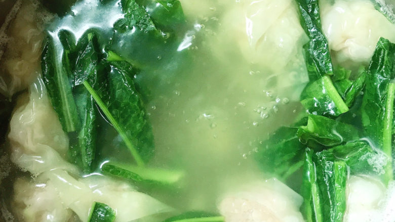 鲜肉云吞,再放入青菜,煮熟关火
