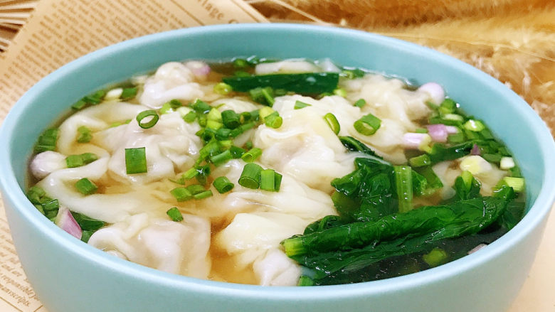 鲜肉云吞,放入碗中,再撒点小葱末,开吃啦!