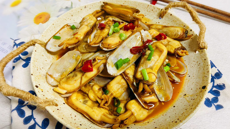 辣炒蛏子,辣炒蛏子色泽美观,鲜香味浓,可口美味!