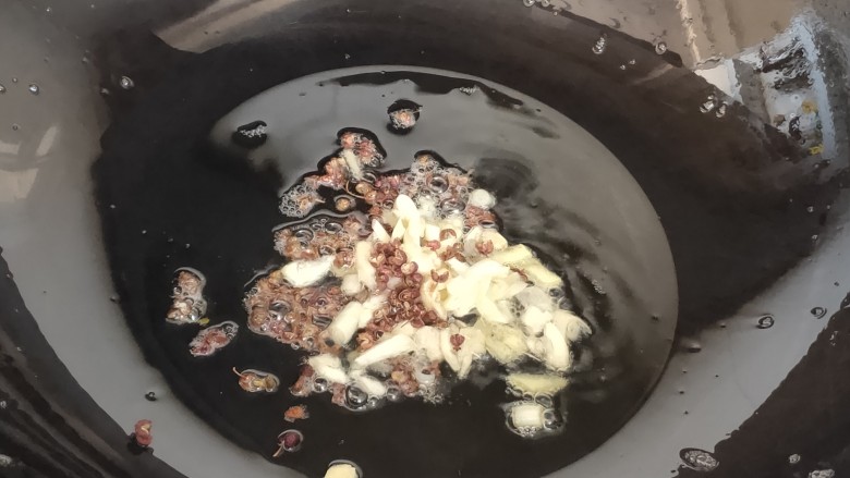 干煸芸豆,锅内留底油,下葱姜蒜花椒炒香