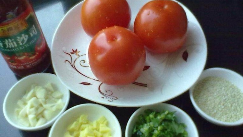番茄黑鱼片,准备<a style='color:red;display:inline-block;' href='/shicai/ 59'>番茄</a>,葱姜蒜,香菜碎
