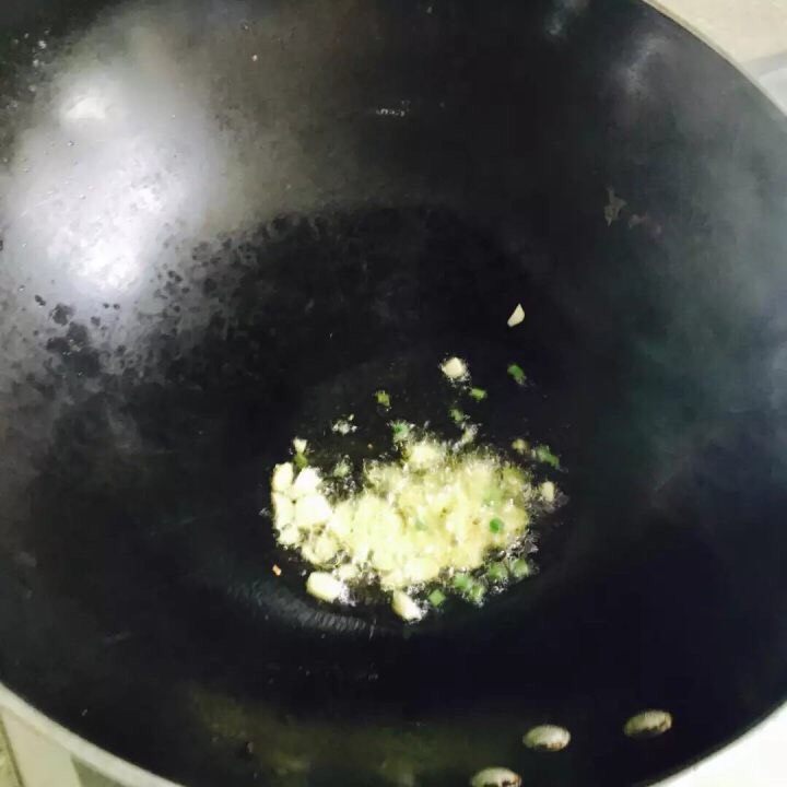 番茄炒西葫芦,放入葱花蒜沫爆香