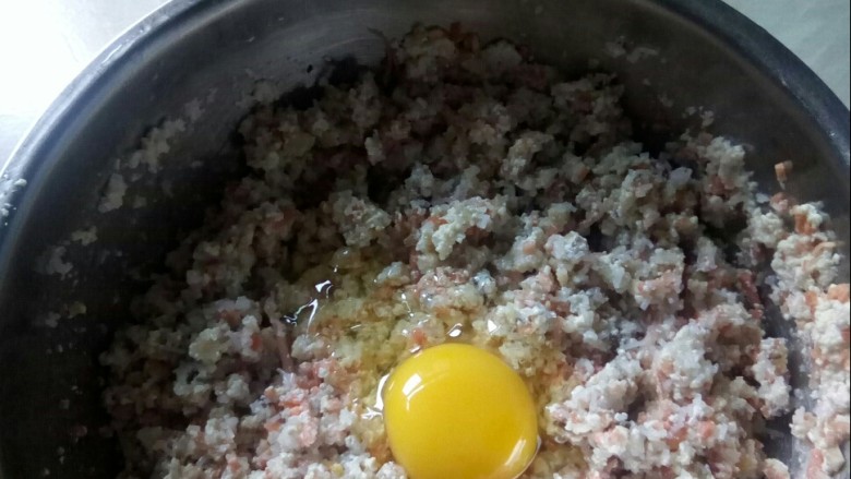 豆腐香酥丸子,加入鸡蛋、盐、胡椒粉、糖、蚝油、五香粉。