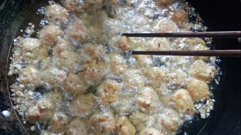 豆腐香酥丸子,小火炸丸子,用筷子经常翻动。