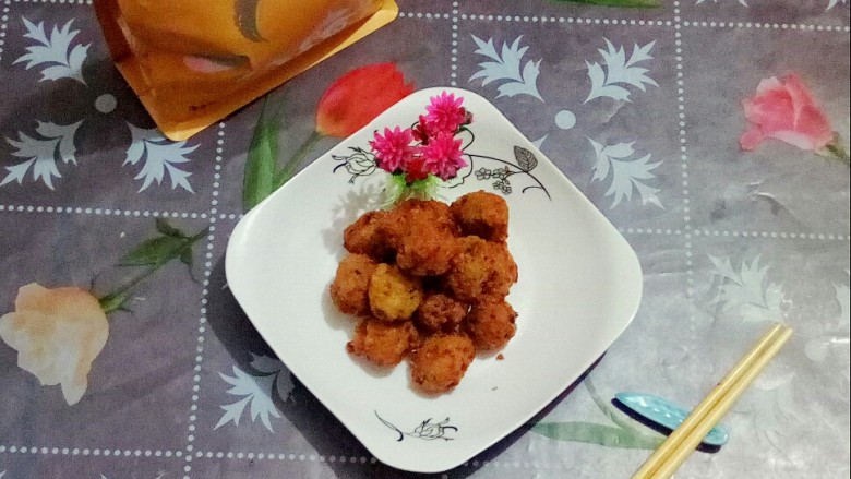 豆腐香酥丸子,豆腐香酥丸子端上餐桌,品尝。