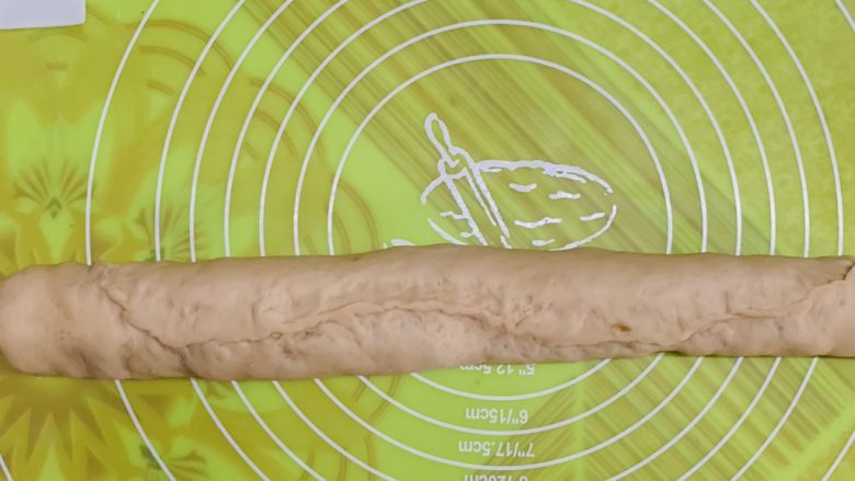 红糖馒头卷葡萄干,全部封口,两头也要封起来。