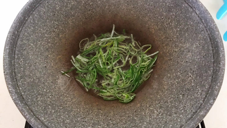 番茄炒西葫芦,另起锅,锅烧热后加入玉米油,油烧热后加入葱丝,炒出香味