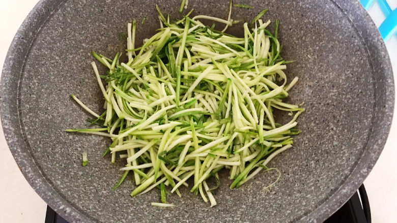 番茄炒西葫芦,加入西葫芦,大火爆炒