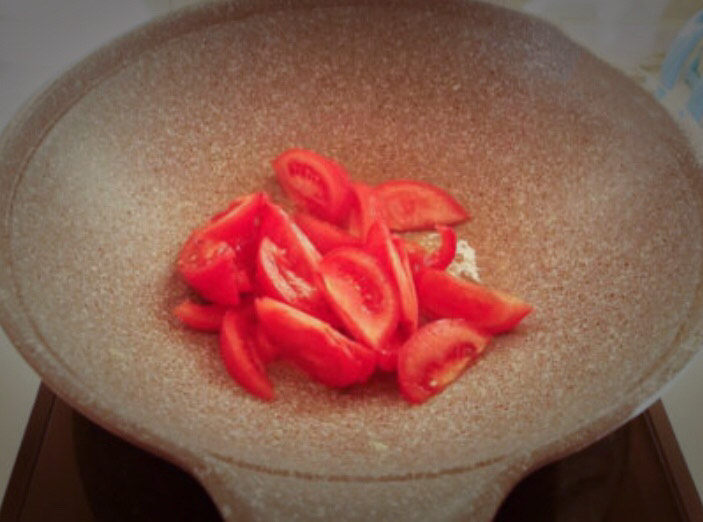 番茄炒西葫芦,炒锅烧热后加入<a style='color:red;display:inline-block;' href='/shicai/ 140122'>玉米油</a>,油烧热后加入番茄,中火慢炒