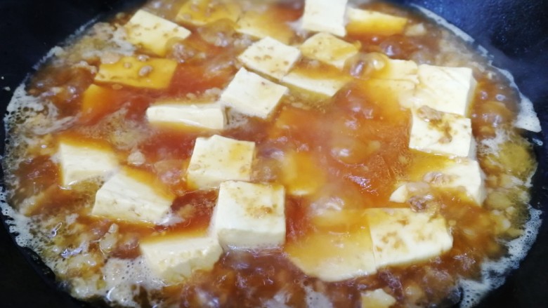 肉末酱豆腐,大火烧开,转中火炖。