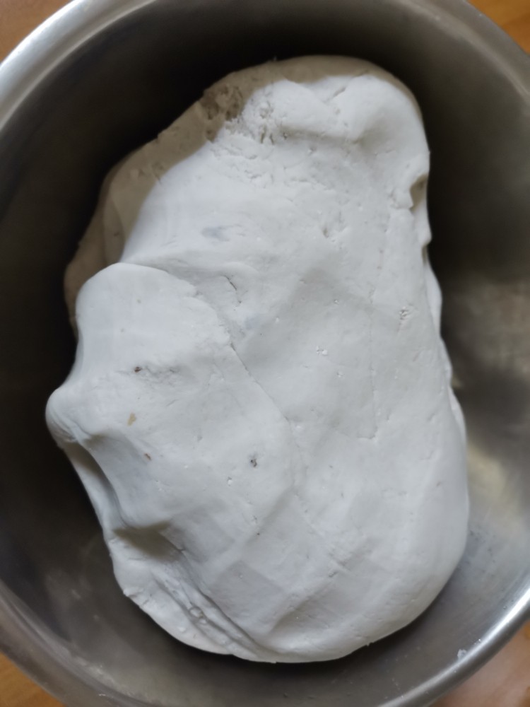 客家美食,溜溜子吃了一碗还想再吃一碗,把芋子煮熟,像和面一样把它们和成面团备用