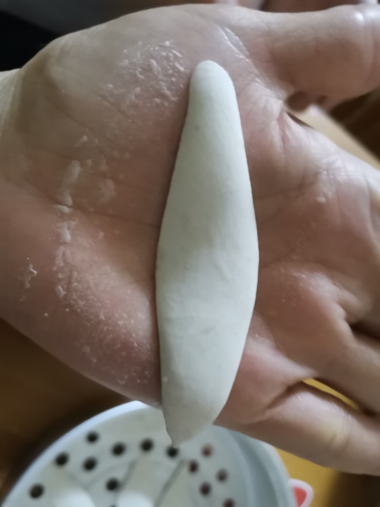 客家美食,溜溜子吃了一碗还想再吃一碗,中间压一下,就变成这样的啦
