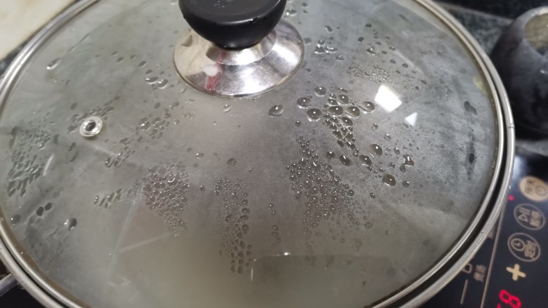 客家美食,溜溜子吃了一碗还想再吃一碗,锅里煮水,等下焯水用